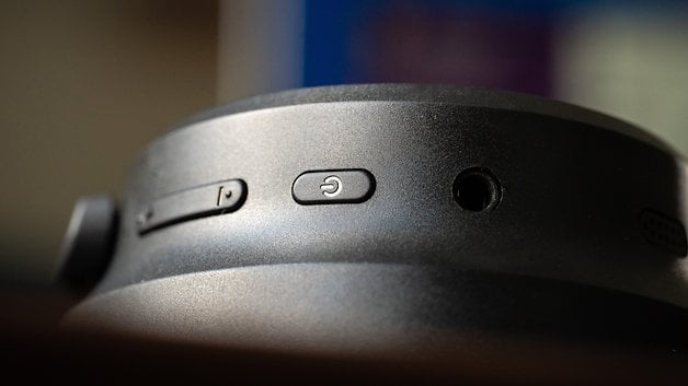 Earfun Tune Pro - It is difficult to get anything better for $ 70 5 An close to the Earfun Tune Pro control tools with buttons and headphone socket.