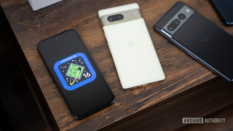 Android 16 QPR1 borrows the dual smart signal bar 52 Android 16 logo on the smartphone 01