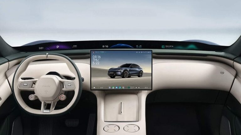 Xiaomi new SUVs are better and global threat 27 Xiaomi Yu7 Electric Suv and Interior with a panoramic screen.